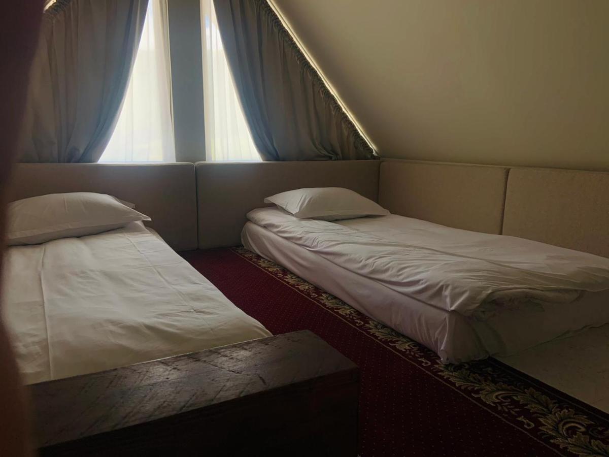 ホテル Casa Iustin モロエニ エクステリア 写真