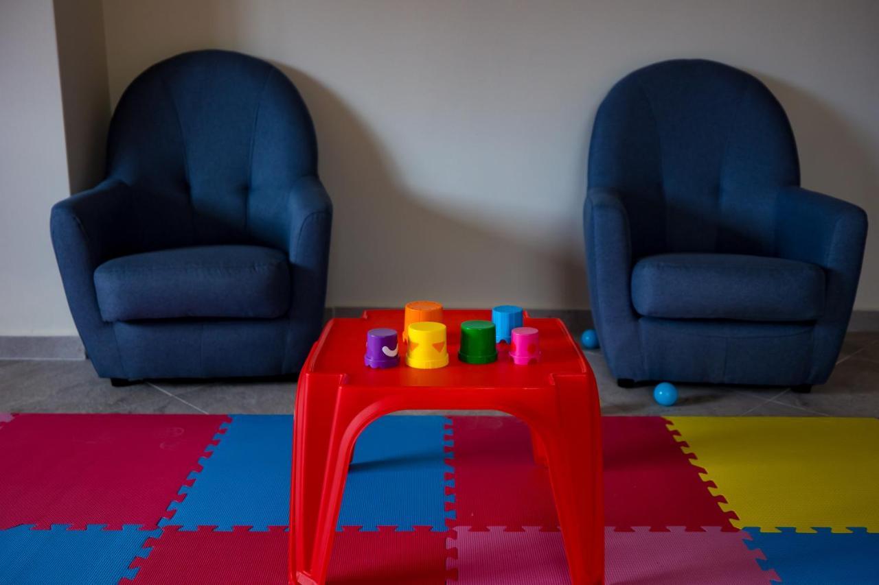 ホテル Casa Iustin モロエニ エクステリア 写真