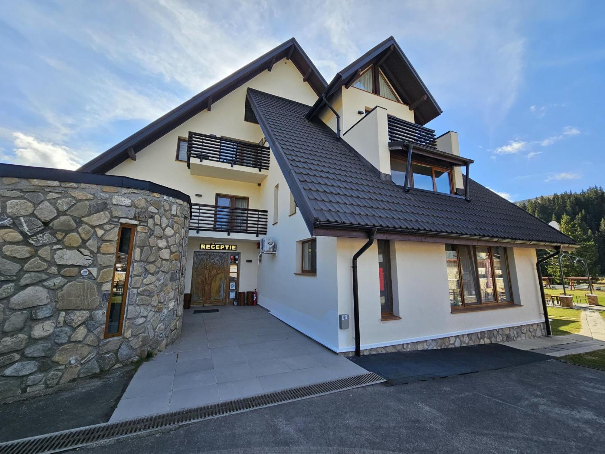 ホテル Casa Iustin モロエニ エクステリア 写真